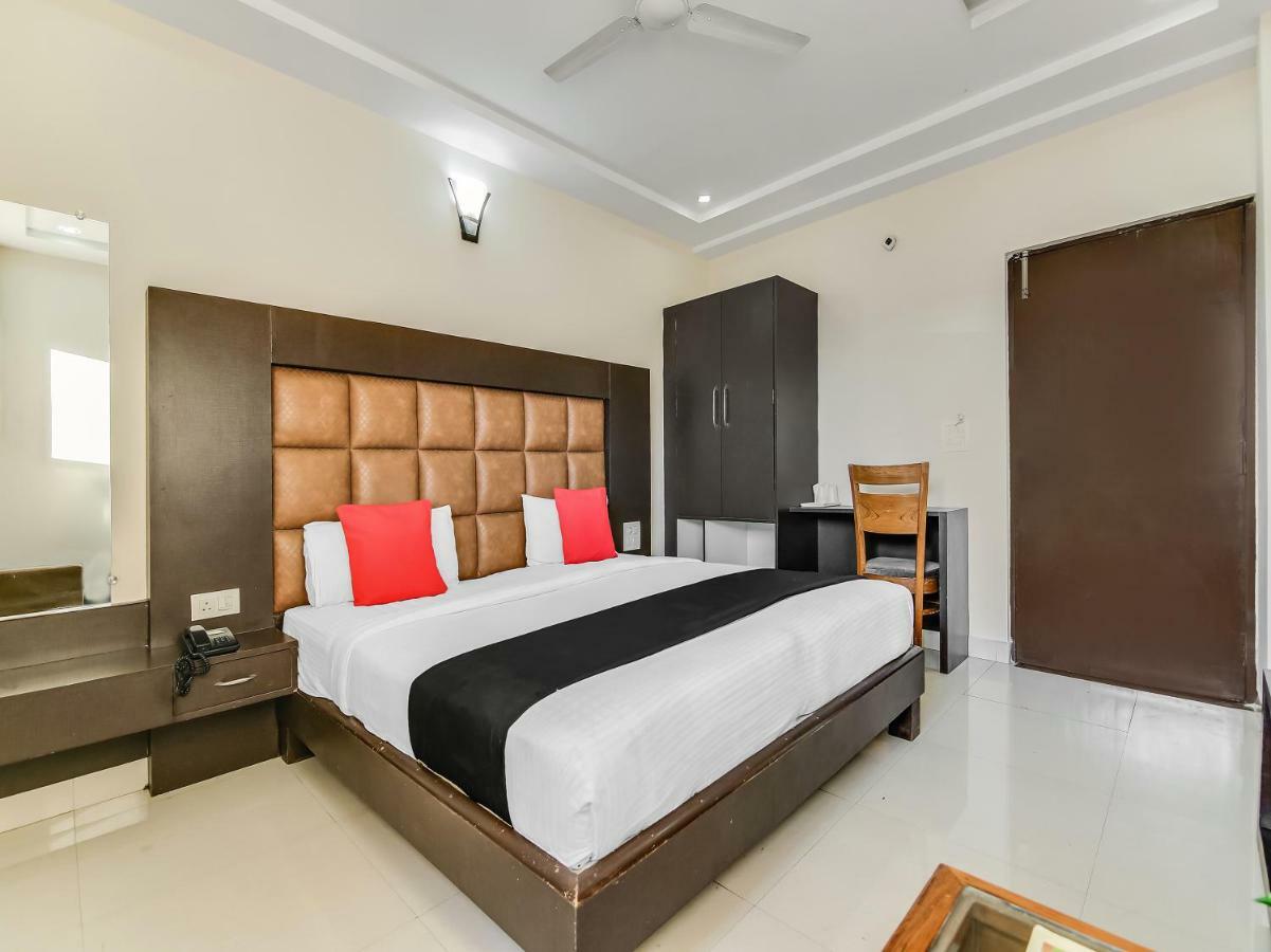 Capital O 32619 Hotel Sugar Palm กวาลิออร์ ภายนอก รูปภาพ